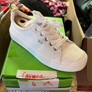 New in box  Cariuma White Canvas Sneakers